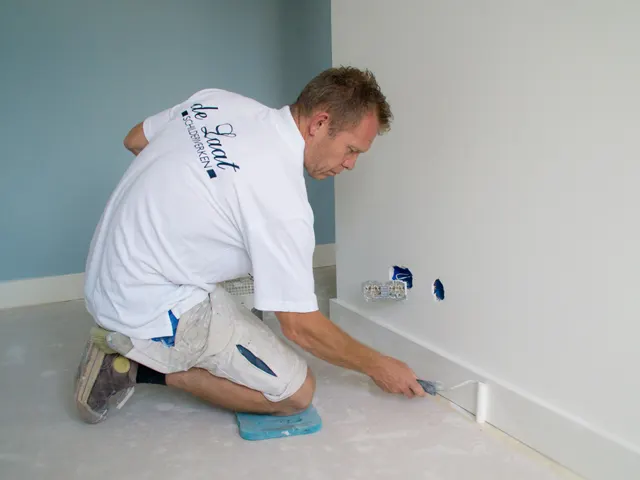 Hans de Laat rolt lak op een plint