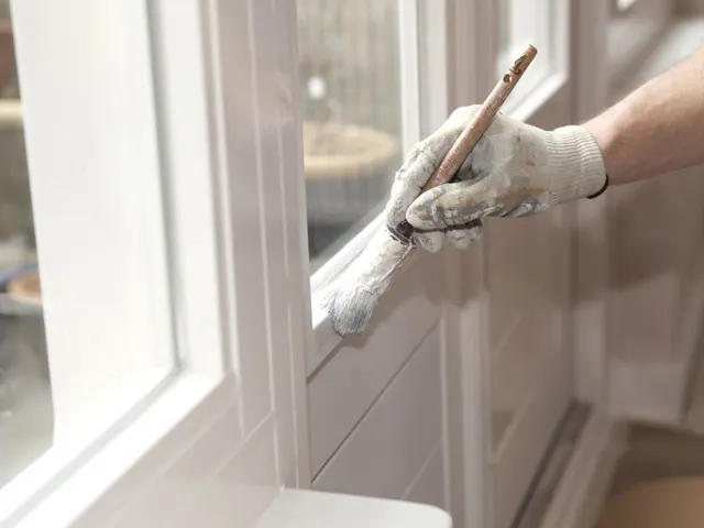 Binnendeur met paneel wordt gelakt
